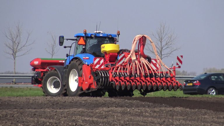 ZOMERGERST ZAAIEN MET EEN NEW HOLLAND T 7.220 MET EEN FARMAX LRP 300 PROFI