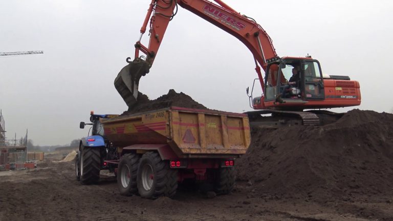 DOOSAN DX 255 LC  NEW HOLLAND T 7.220 GROND TRANSPORT EMMEN