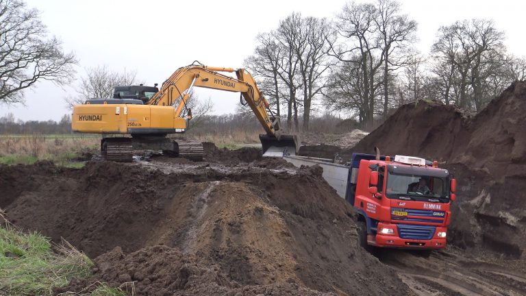 GROND LADEN MET EEN HYUNDAI ROBEX 250 LC 7A OP DE VRACHTWAGEN