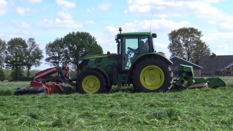 GRASMAAIEN MET EEN JOHN DEERE 6125 R JOHN DEERE 328 MAAIERS