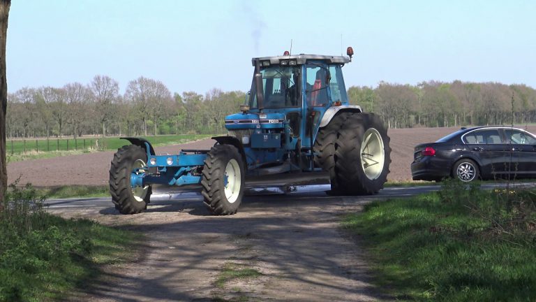 ZANDWEG SCHAVEN MET EEN FORD 5610 FENDT 415 DEUTS FAHR AGROTRON