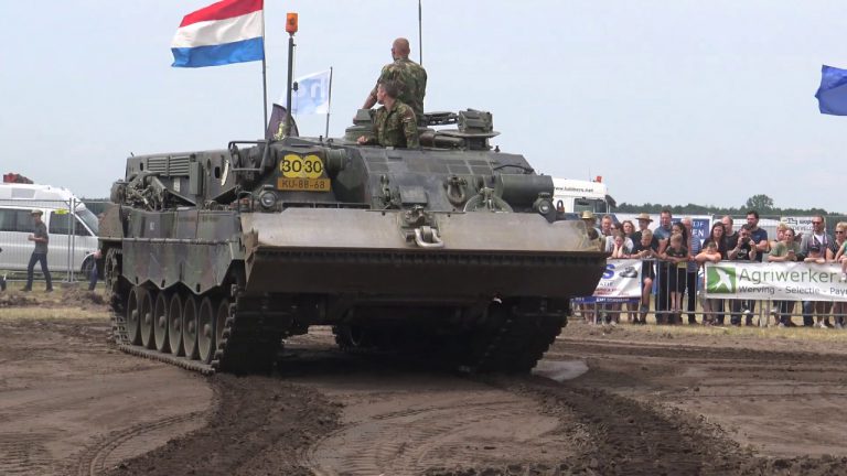 TREKKERSLEP SCHOONEBEEK DEFENSIE MET DE LEOPARD TANK VOOR DE SLEEPWAGEN