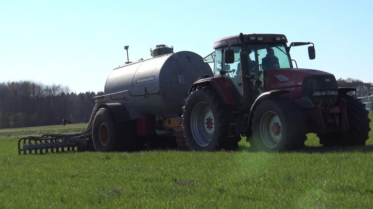 GRASLAND BEMESTEN MET EEN MC CORMICK SCHUITEMAKER