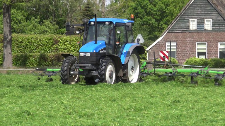 GRAS SCHUDDEN MET EEN NEW HOLLAND TS 100 DEUTZ FAHR