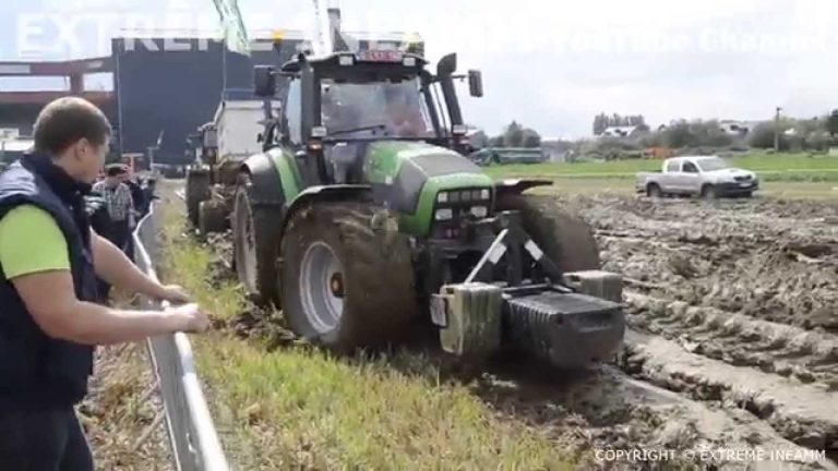 DEUTZ FAHR trekkertrek in de modder!