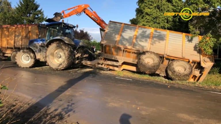 Tractor met mais de sloot ingegleden