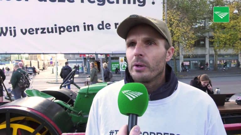 Boeren in Den Haag tegengehouden met “Varende Trekker” bij de Hofvijver