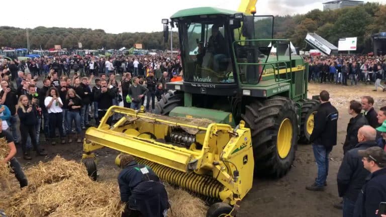 Flashback naar 1 oktober! Boeren hakselen stro op het Malieveld