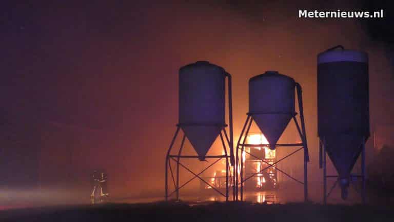 Grote brand in Aalden, Op een veehouderijbedrijf is dinsdagavond een grote brand uitgebroken in een schuur met stro, aardappels en materieel.