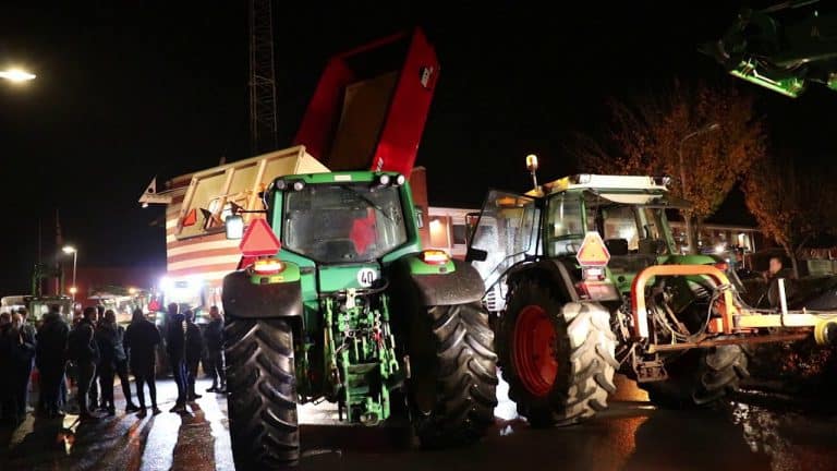 Zuidhorn – De boeren protesteren voor het politiebureau tegen de arrestatie van een boer eerder maandagmiddag – Meternieuws