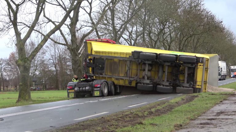 Meppel….. Een vrachtwagen geladen met zand botst met een personenauto..Eén persoon raakte zwaar gewond……… Meternieuws
