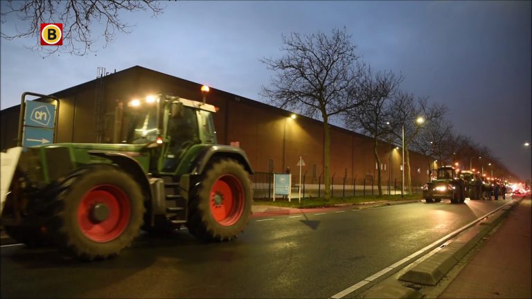 Tientallen boeren blokkeren de weg bij het distributiecentrum van Albert Heijn in Tilburg