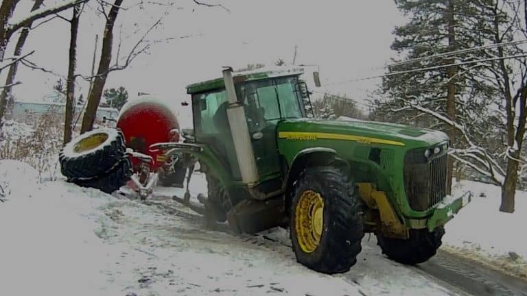 Glad in amerika l John deere 8320 tegen boom