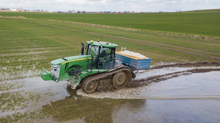 2020 Kunstmest strooien met een John Deere 8360RT & Bogballe en een John Deere 9620RX & Amazone