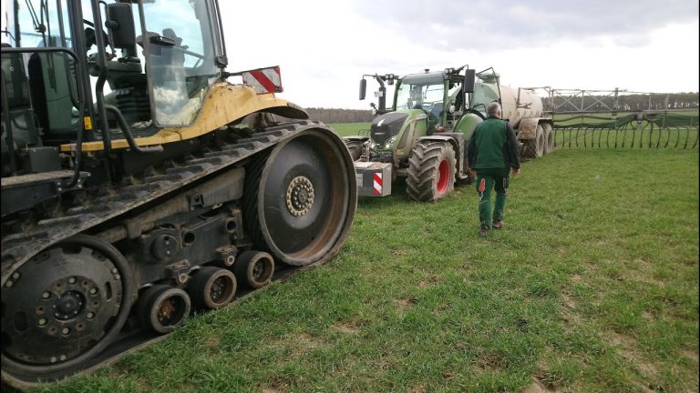 Cat MT765d trekt de Fendt 720 met giertank los