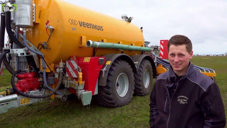 New Holland T7.270 met splinter nieuwe Veenhuis 14 kuubs tandem tank van Loonbedrijf de Vries uit Hallum — Trekkerweb.nl