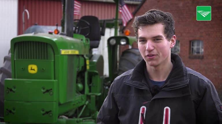 POAH! John Deere 4620 – Vandaag in POAH!: Akkerbouwer Gerben Begeman uit Nieuwe Pekela. Hij is trots op zijn John Deere 4620 die hij uit Amerika importeerde. – Nieuwe Oogst