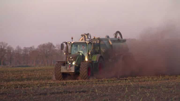 Stuift alweer best………Loonbedrijf Meppelink bv bouwland bemesten 2020 met een Fendt 724 en Kaweco. — Agrarische Fotos Films