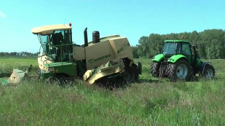 De Krone Big M 2 van loonbedrijf Ten Voorde In een sloot vastgereden. En nu ??