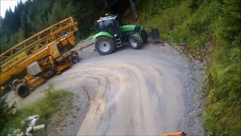 Bouwkraan transport in de bergen met een Deutz Fahr M640