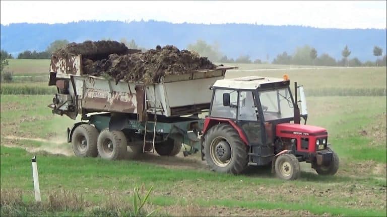 Zetor 7711 aan het meststrooien ergens in oost Europa
