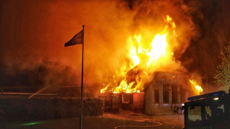 Melkveebedrijf brand af in Genemuiden, het vee heeft de boerderij op tijd kunnen verlaten