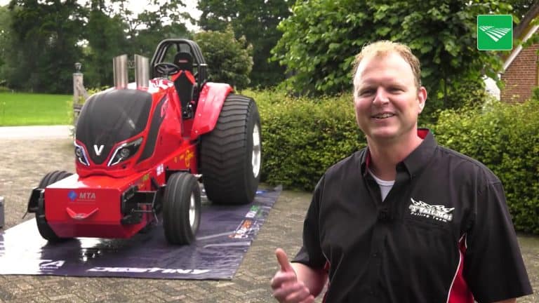 Vandaag in POAH!: Deze Valtra T174 van Pullingteam ’T Valt Met uit Vaassen heeft 2000 pk, een SISU motor en loopt op methanol