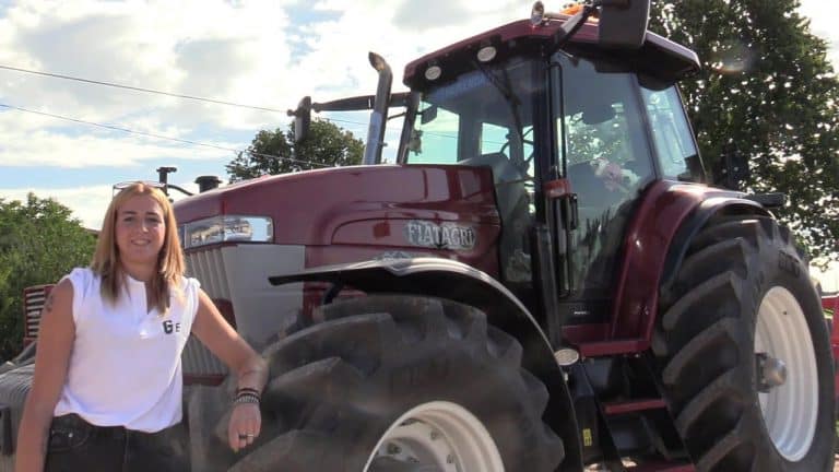 Girlpower….Gessica op de Fiatagri G240 + ripper Angeloni Breaker bij de stoppel bewerking in Italië