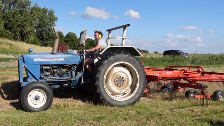 Boer Bastiaan & Milou — Het oogstseizoen van start & Milou rijdt voor het eerst op een trekker.