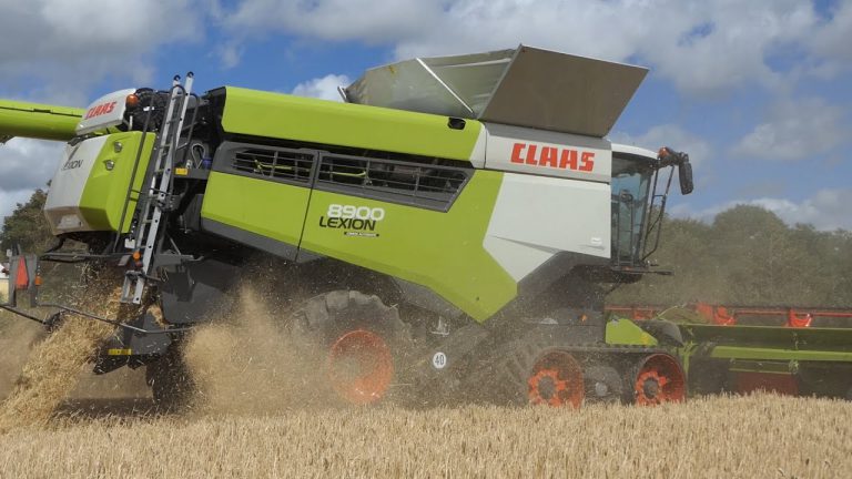 WORLD BIGGEST COMBINE — Claas Lexion 8900 aan het gerst dorsen in Denemarken met een Claas Convio 1230 maaibord