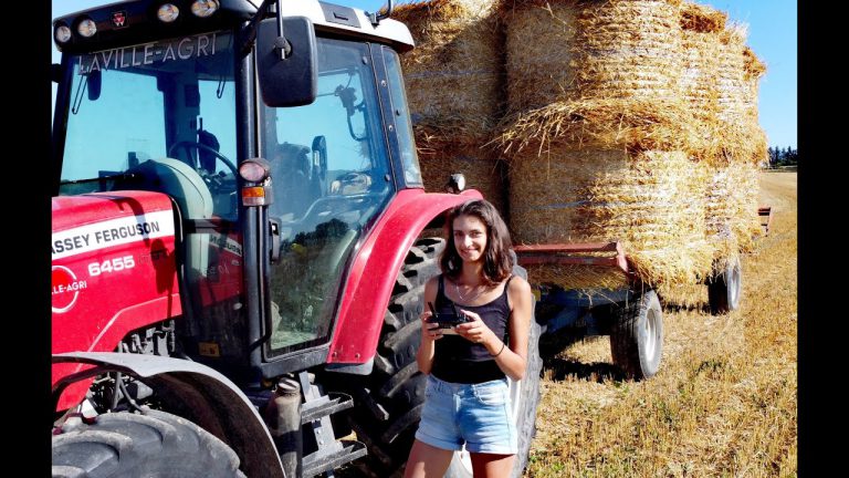 Elisa brengt de ronde balen stro van het land naar de schuur……….. Elisa AgriPassion