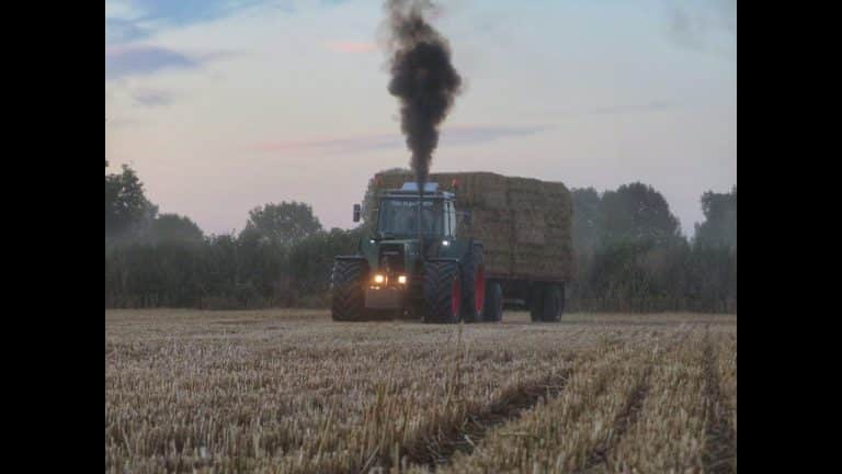 Balen laden in Brabant met een Fendt 614