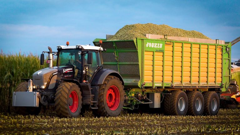 Mais 2020 : Loonwerker X.Schoonbroodt met een Claas Jaguar 940 en Fendt trekkers