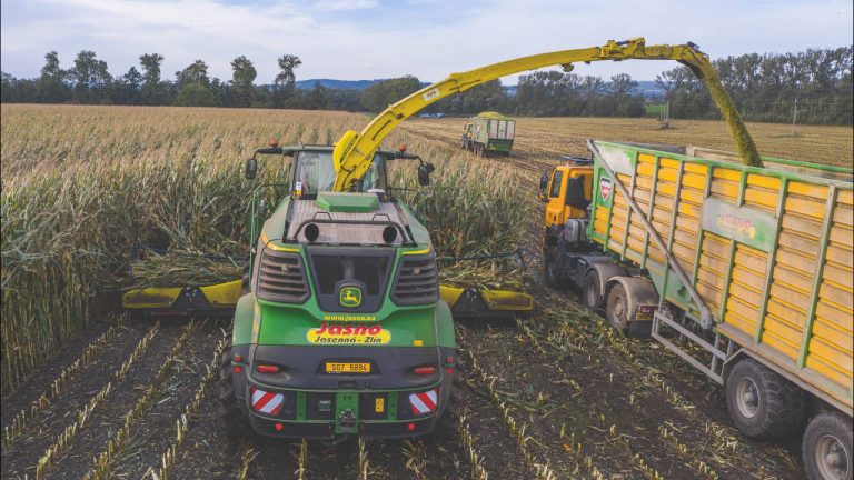 Maisoogst 2020 in Tsjechië – Nieuwe John Deere 9900i 12 rijer – 3x Tatra Phoenix Agro