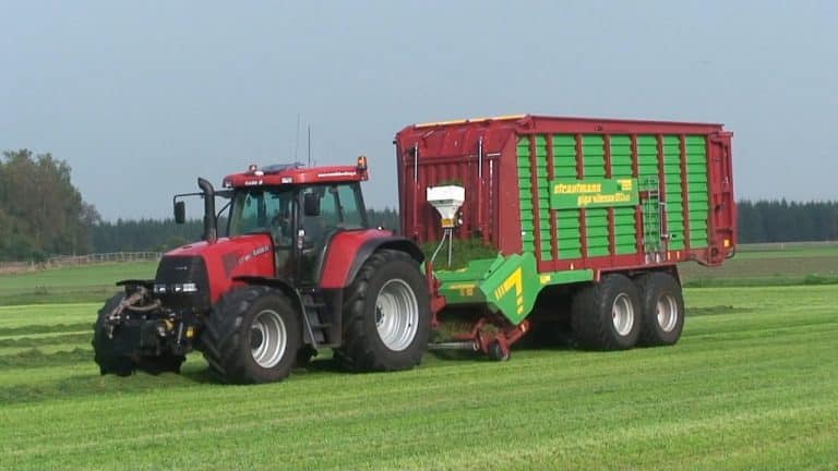 De Case IH vloot van loonbedrijf Weco in actie met het inkuilen van het najaarsgras. — VolmerFilm