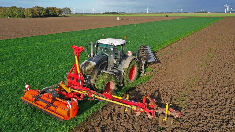 I trekker die 3 bewerkingen uitvoert — Fendt 939 Vario Black Beauty Maaien, ploegen en rotorkopeggen
