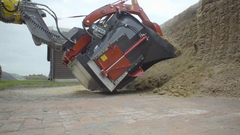MINI MIX 2000 voermengbak in de voorlader.