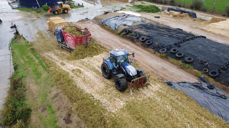 Mengkuil maken met een New holland Trekker