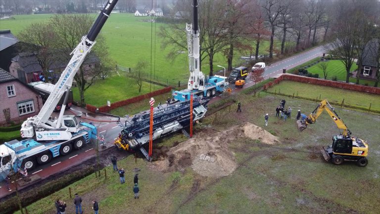 Grote bergingsactie hijskraan Wekerom — De hijskraan belandde woensdag in de greppel toen de machinist uitweek voor een passerend voertuig.