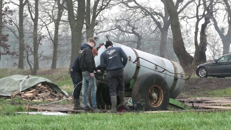 Carbid schieten met een giertank en kruiwagenwiel
