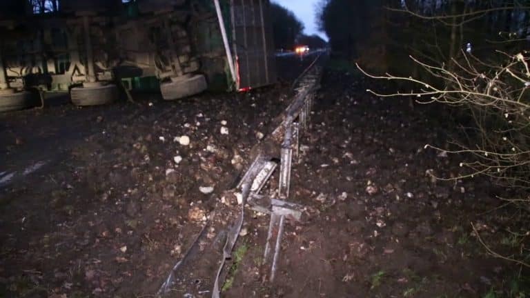 Bietenwagen gekanteld bij Schildwolde, N387 volledig gestremd.