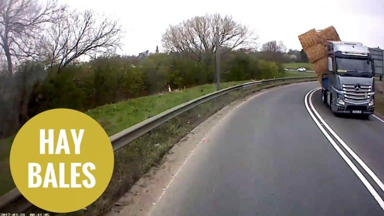 Drama op de Dashcam – vrachtwagen met stro valt om!