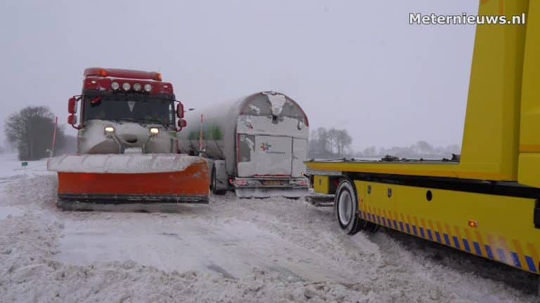 De N48 is wegens sneeuw duinen bijna onbegaanbaar. Meternieuws