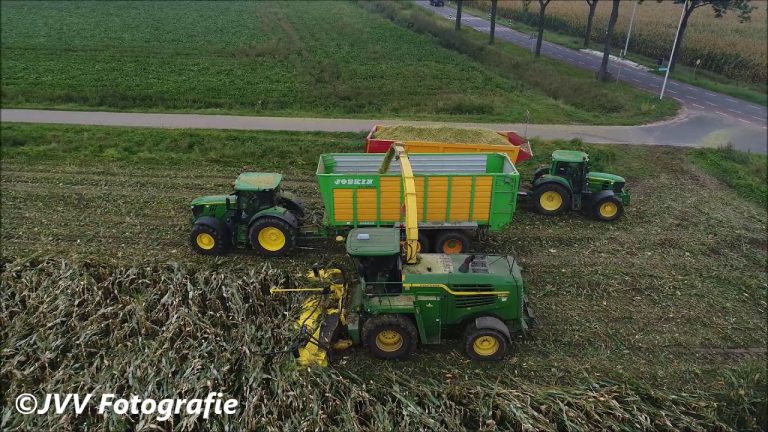 Leo van Amstel Lith met John Deere 7480i hakselaar 6215R tractors en joskin silage wagen in plat gewaaide mais