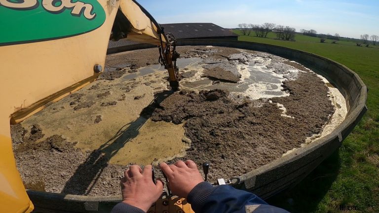 Denemarken 2021 | We gaan de mest mixen in een silo met Claas trekker