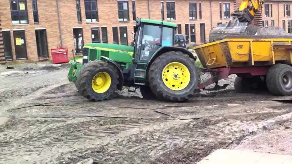 Deze John Deere heeft het er zwaar mee!