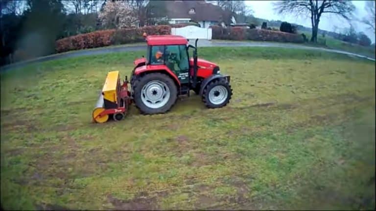 Alex laat het kalverweitje doorzaaien met een Vredo doorzaaimachine (Ben van de Riet uit Enter) dat heeft een voordeel…….. Alex the Dutch Dairyfarmer