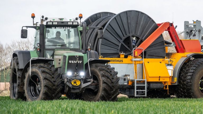 Loonbedrijf W. Meulepas uit Mill – Een hele dikke Fendt Favorit 926 met zwarte velgen en luchtdruk op de banden was aan het sleepslangen en een Scania R580 V8