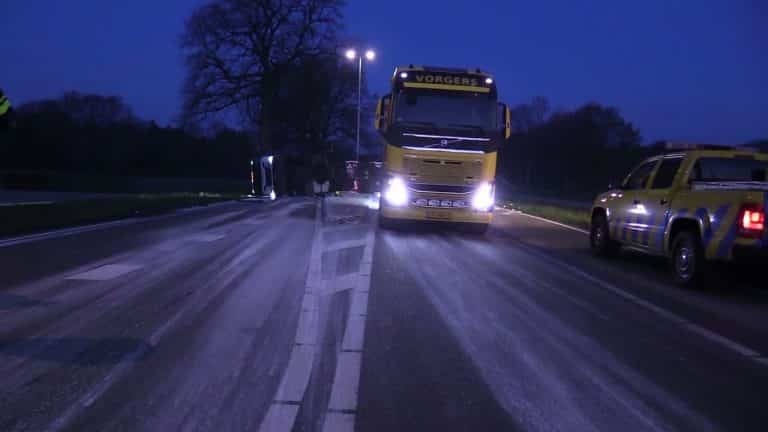 Zaterdagmorgen omstreeks kwart over drie is er op de N346 tussen Delden en Goor een tankwagen met melk gekanteld