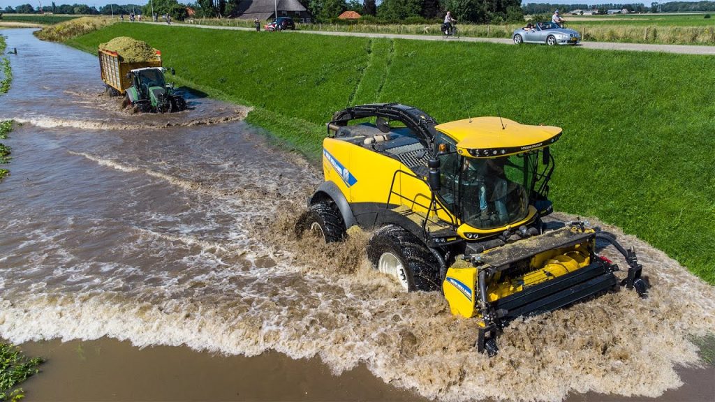 Loonbedrijf Toonen uit Odiliapeel probeert het gewas te redden | Uiterwaarden van de maas lopen vol!